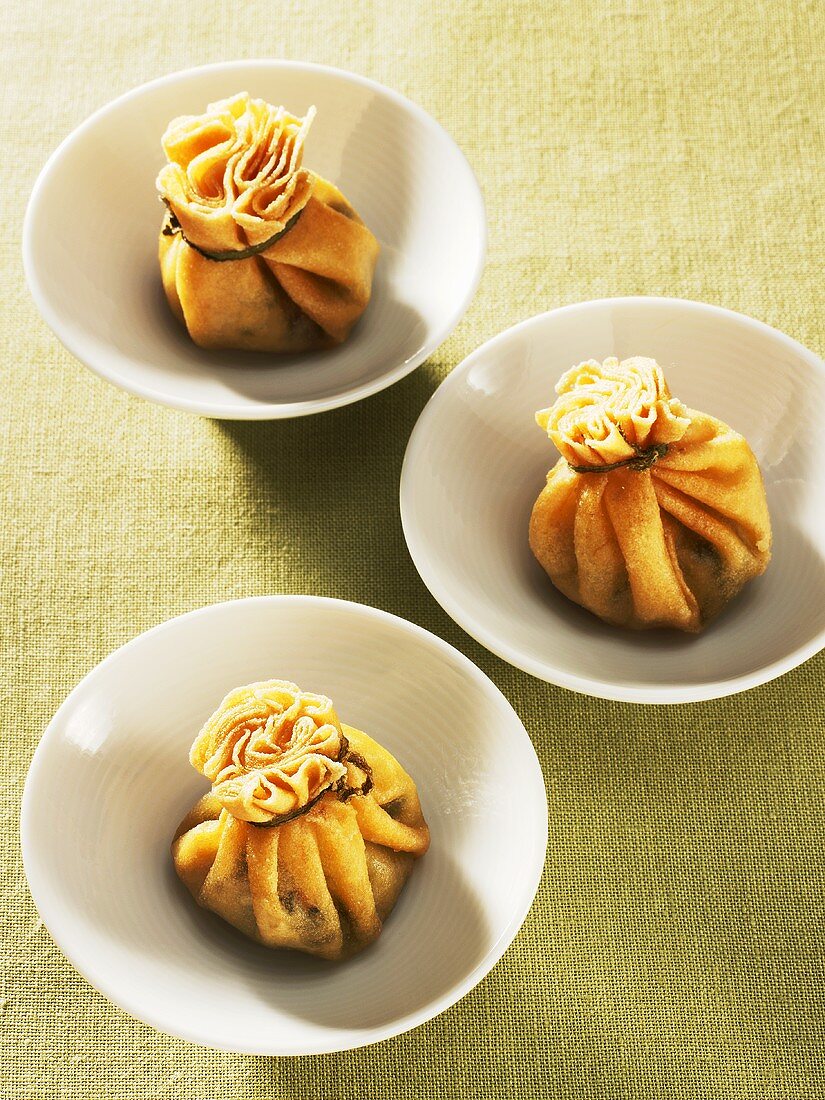 Deep-fried pastry parcels (Thailand)