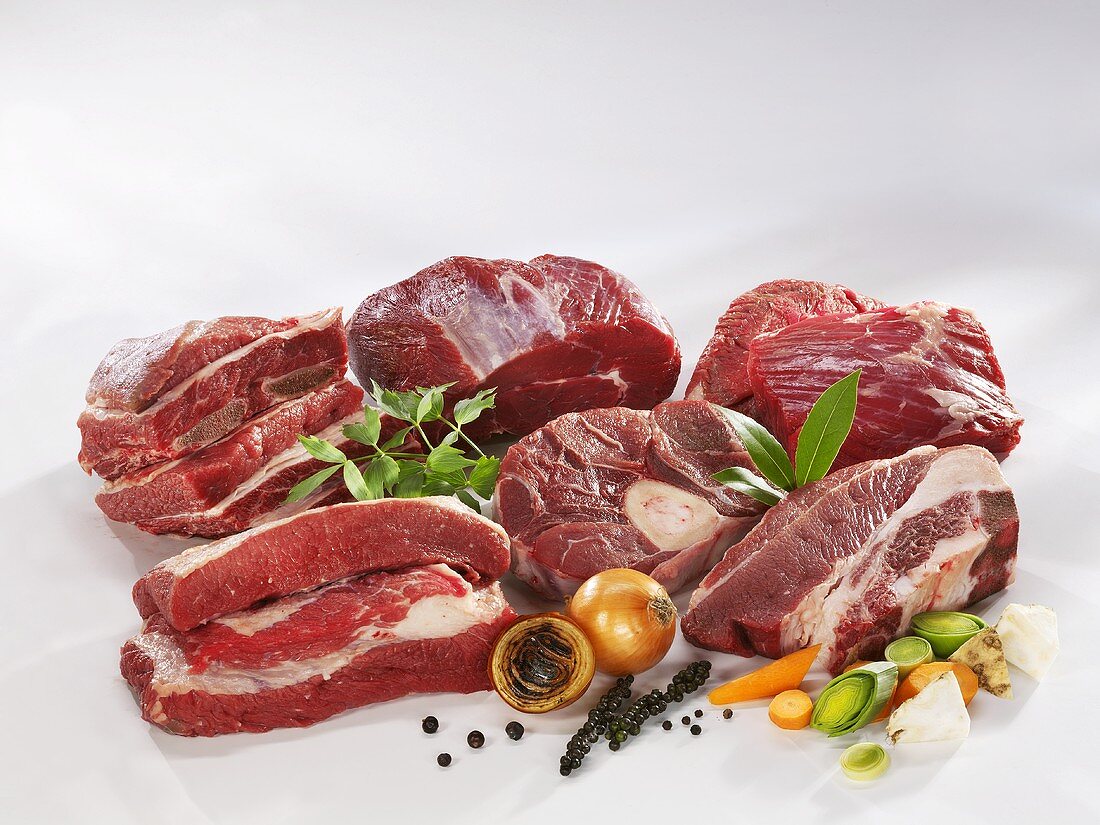Verschiedene Fleischstücke vom Rind zum Kochen