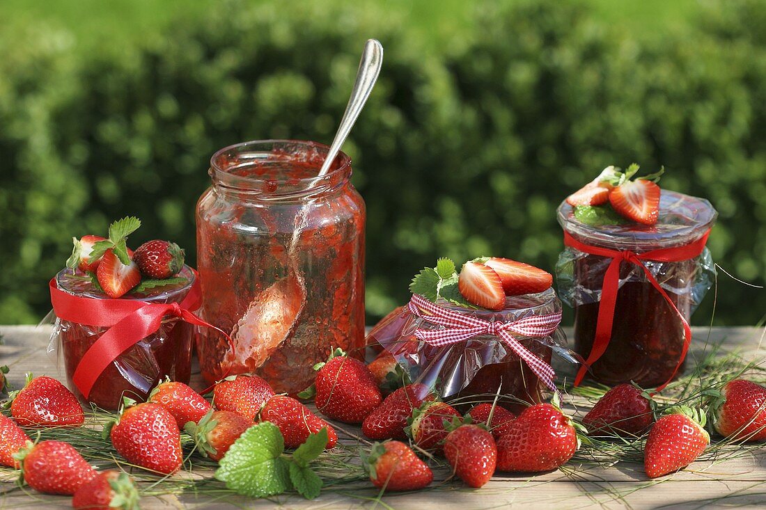 Stillleben mit Erdbeermarmelade und frischen Erdbeeren