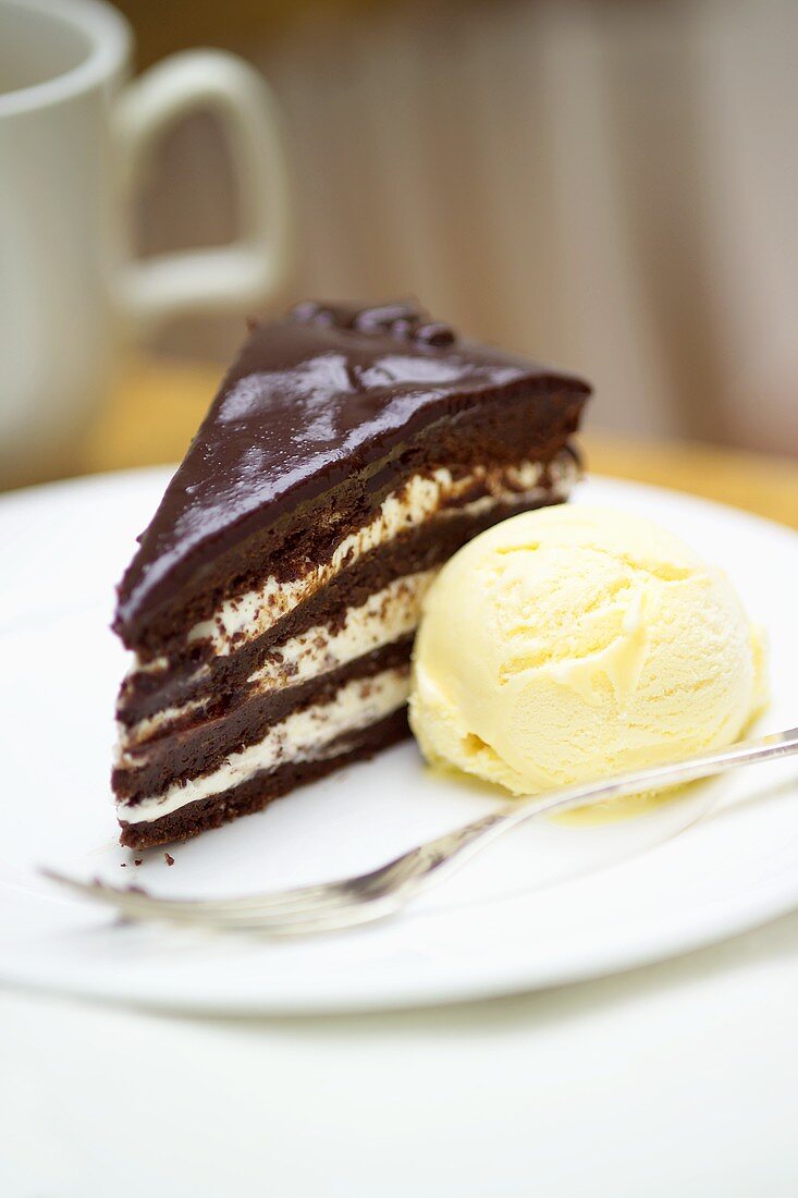 Schokoladen-Mascarpone-Kuchen mit Vanilleeis