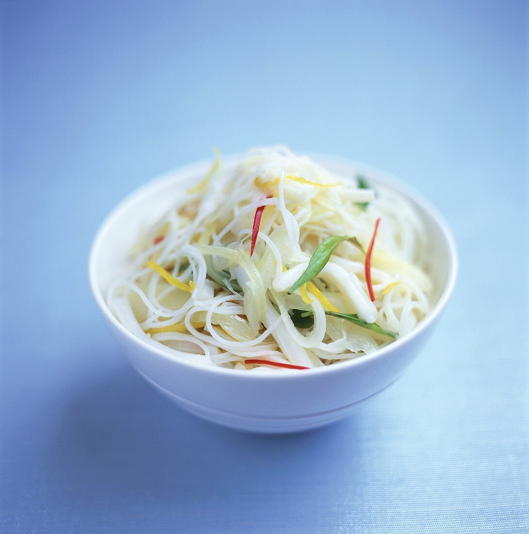 Glasnudelsalat mit Paprika und Zwiebeln