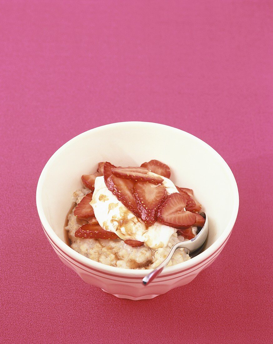 Porridge with strawberries, ricotta and honey