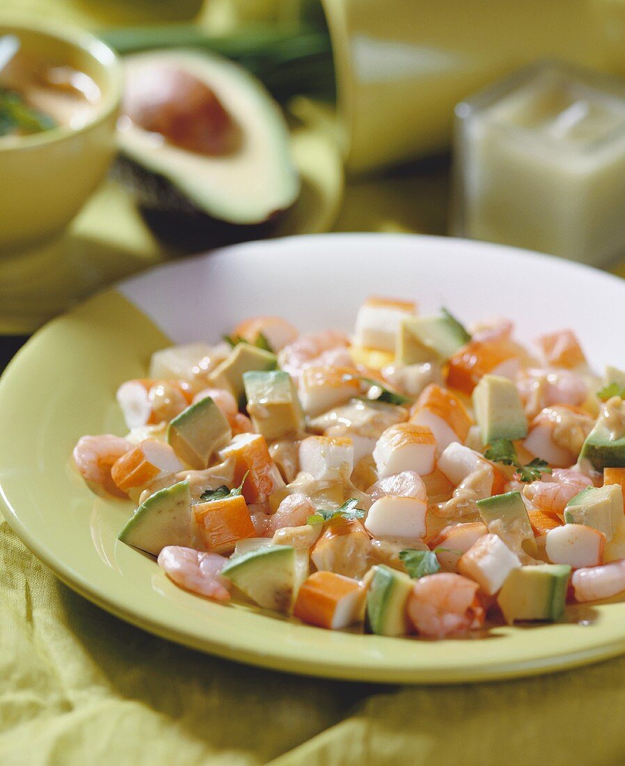 Avocadosalat mit Garnelen und Surimi