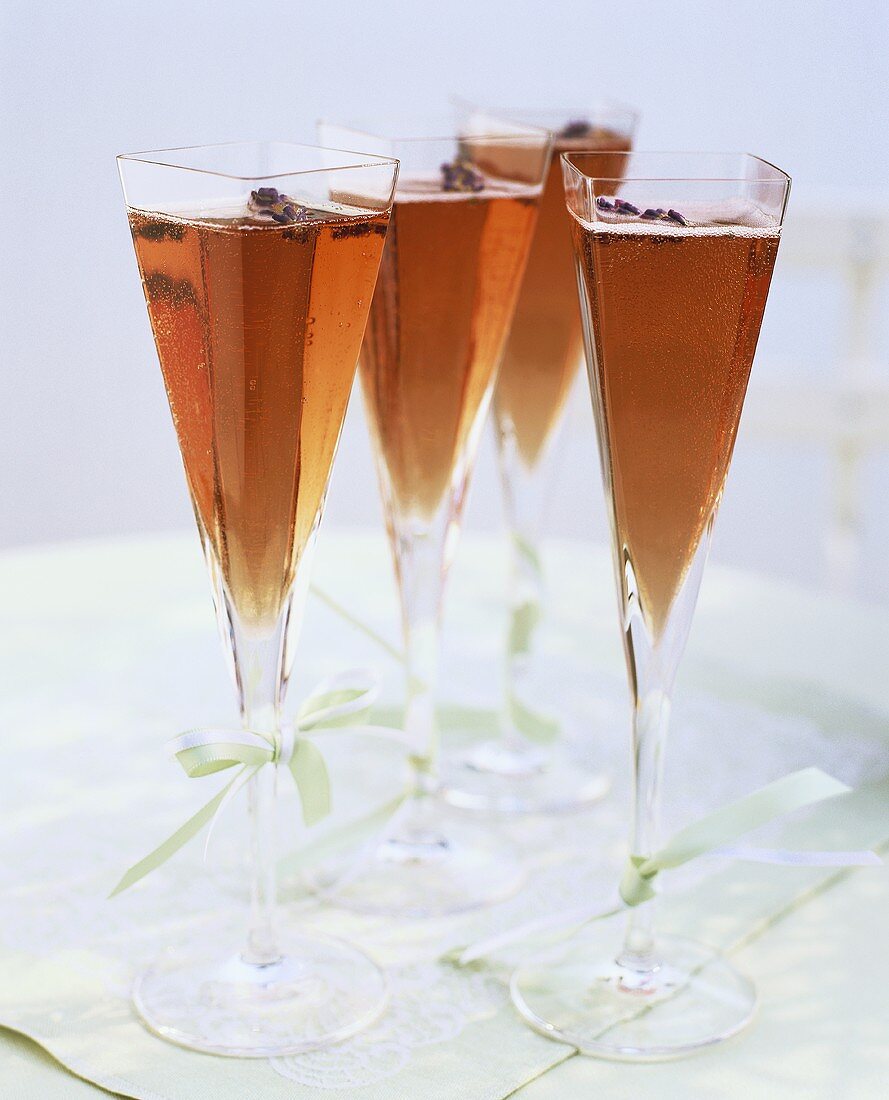 Roter Champagner mit Lavendel in viereckigen Gläsern