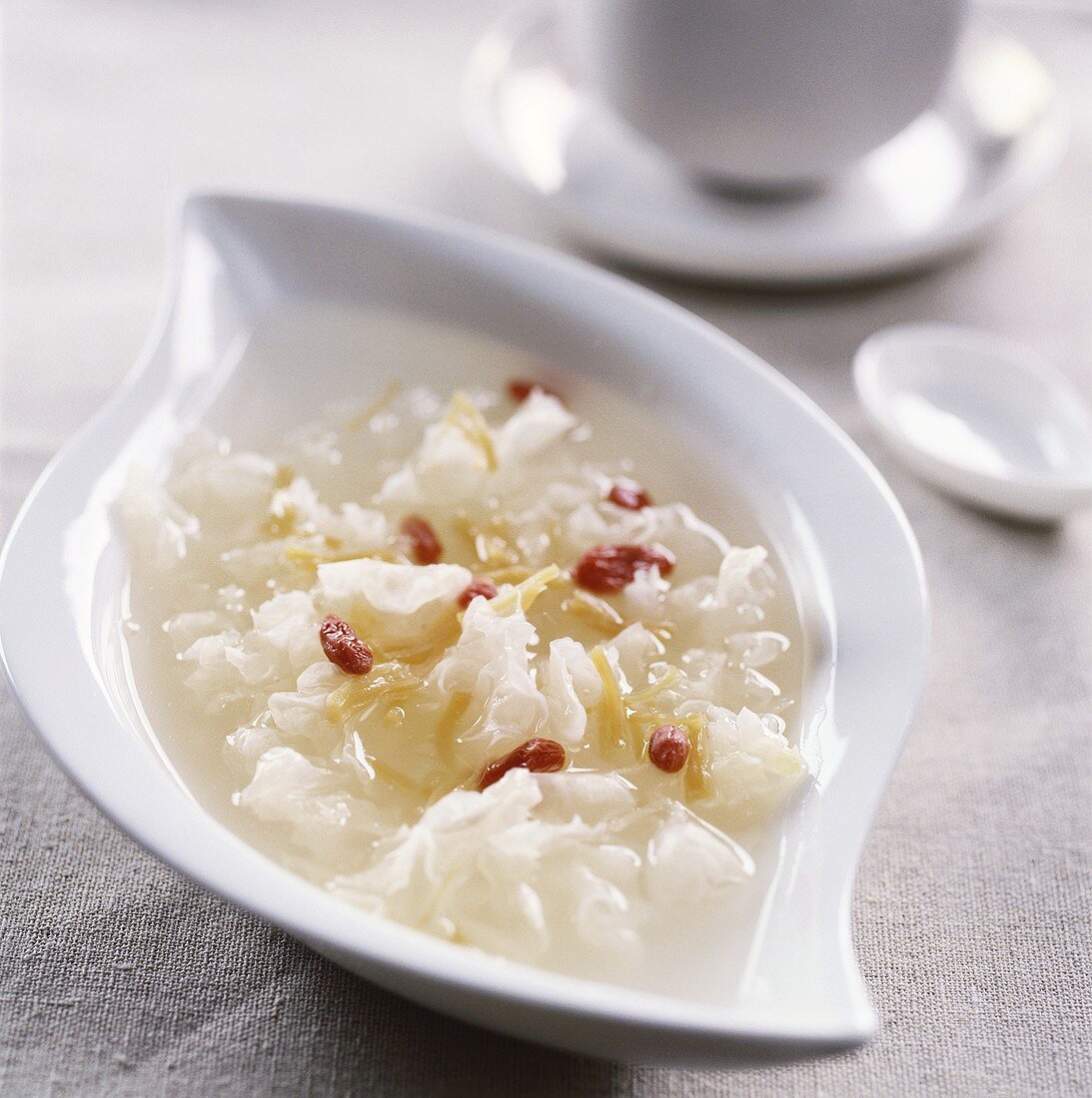 Tremella-Suppe mit Wolfsbeeren und Muscheln