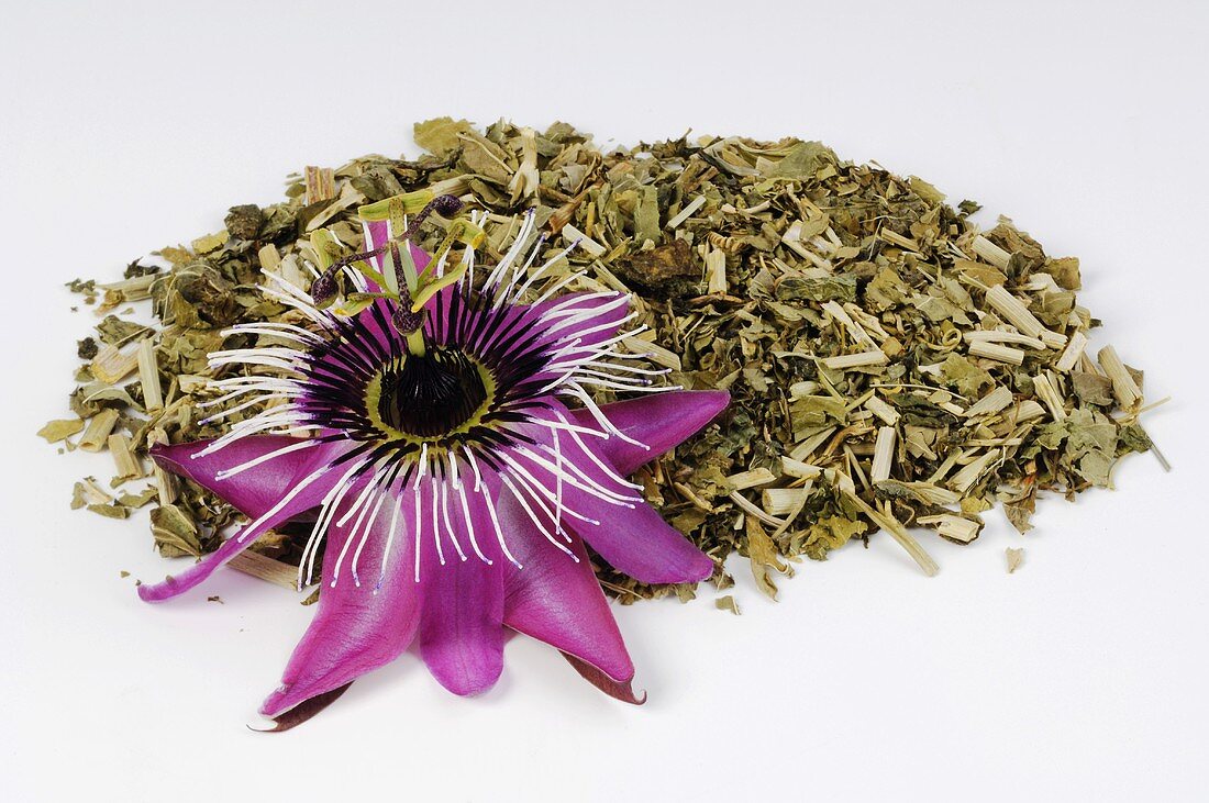Blüte der Passionsblume und Teekräuter