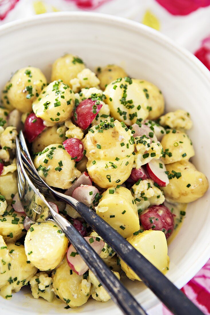 Kartoffelsalat mit Radieschen und Schnittlauch