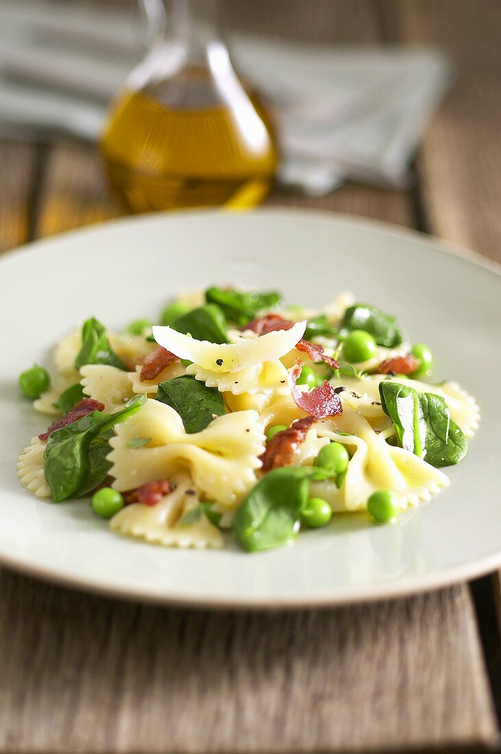 Farfalle with peas, bacon and basil