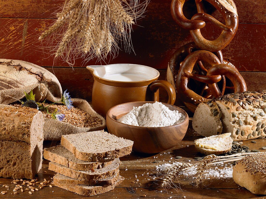 Stillleben mit Brot, Brezen und Backzutaten