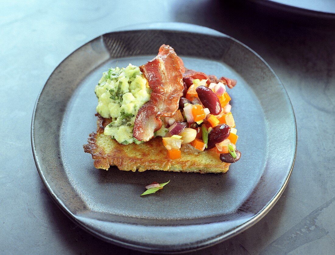 Toast mit Rührei, Schinken und Bohnensalat