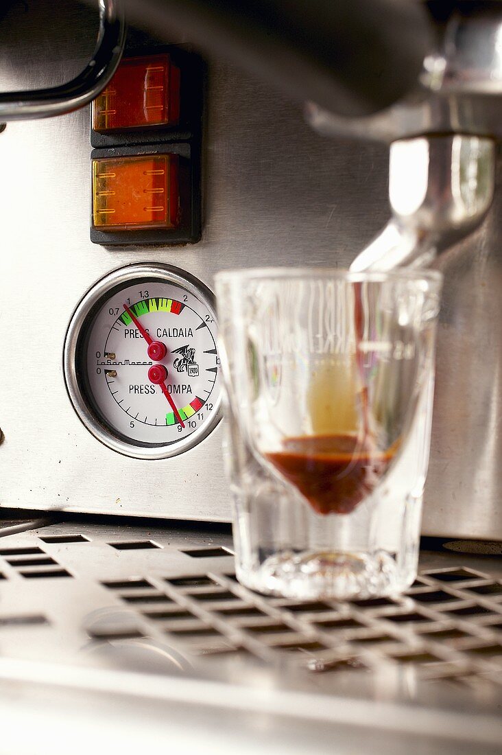 Coffee machine with glass