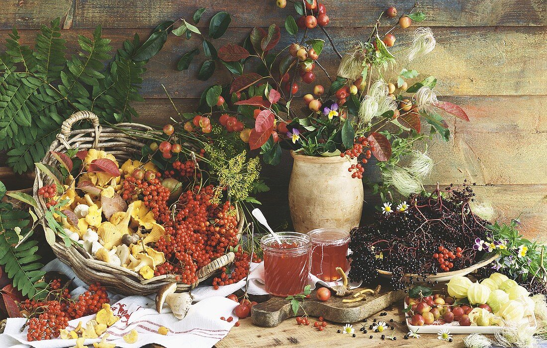 Herbst-Stillleben mit Früchten und Pfifferlingen