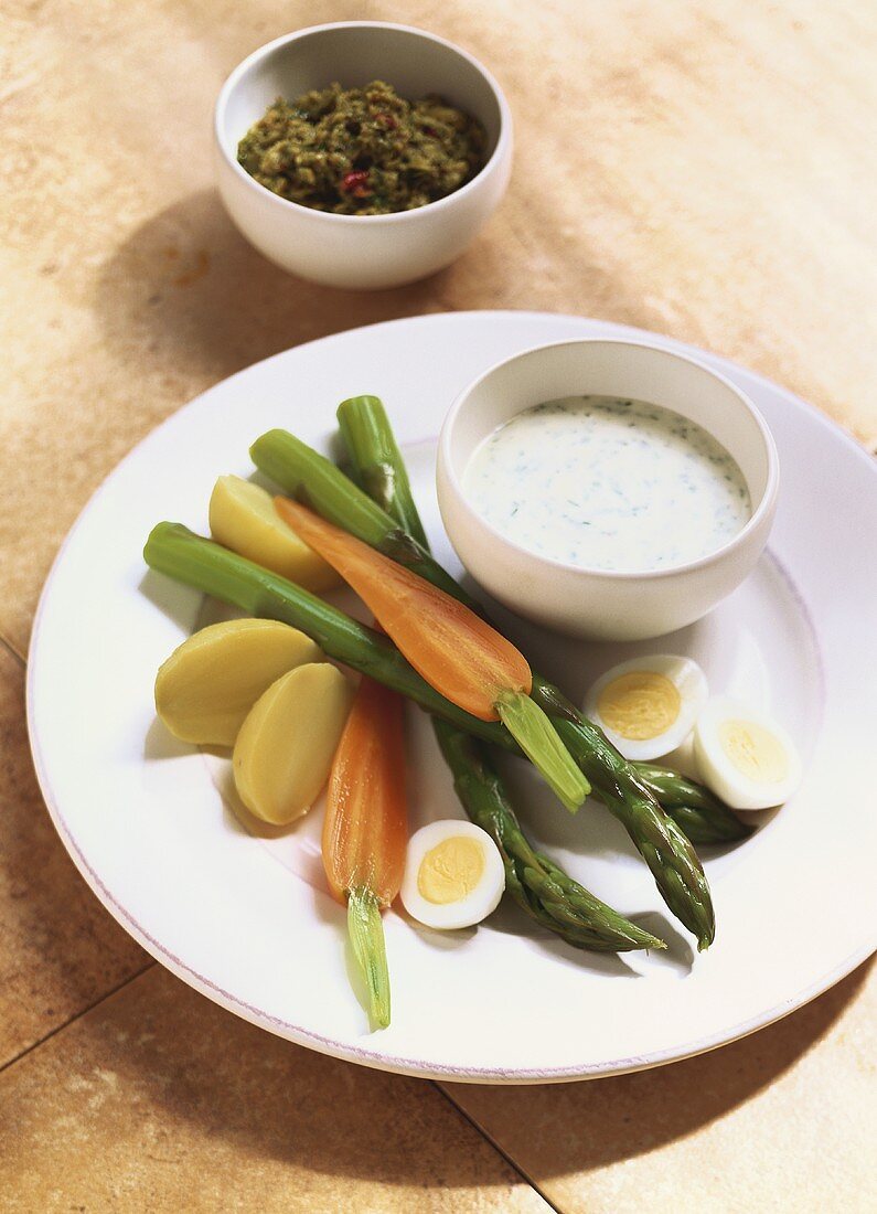 Plate of vegetables with garlic- & olive dip