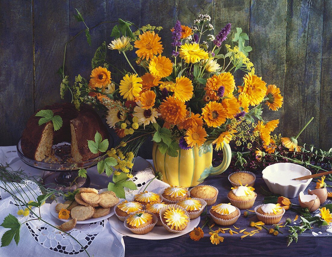 Kuchen und Gebäck mit Ringelblumen