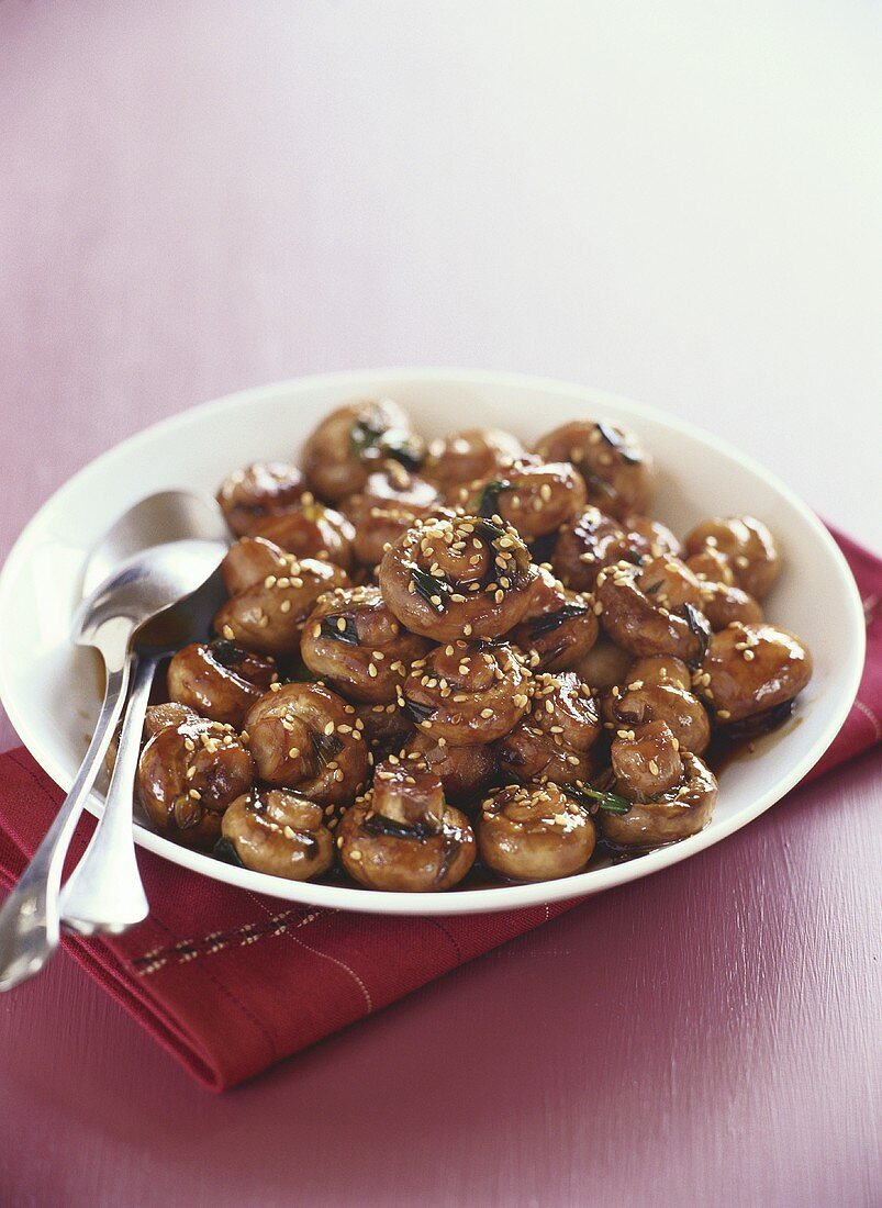 Teriyaki-Champignons mit Sesamsamen