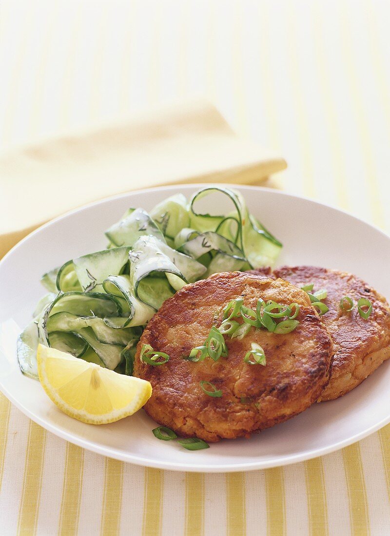 Süsskartoffel-Lachs-Küchlein mit Gurkensalat