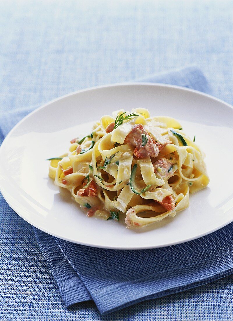 Fettucine mit Räucherforelle und Sahnesauce