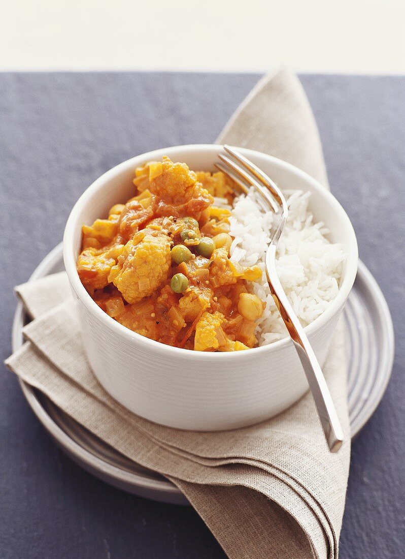 Cauliflower curry with chick-peas