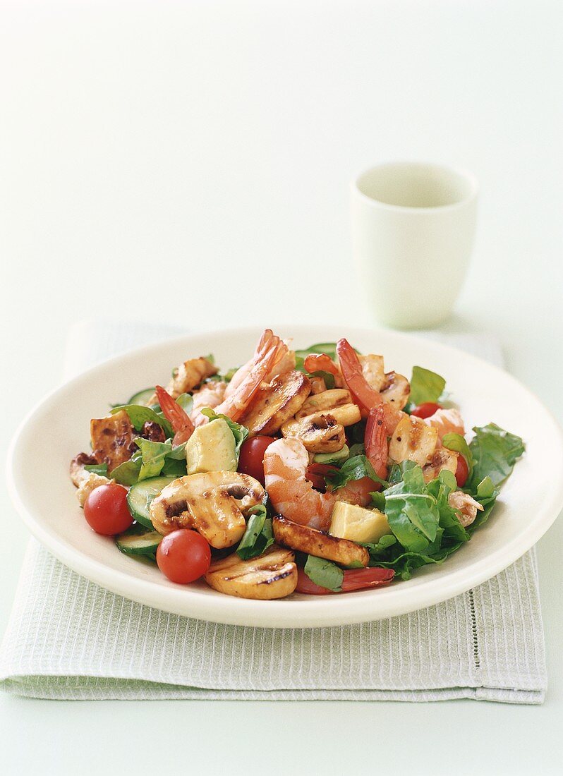 Gemischter Salat mit Garnelen und Champignons