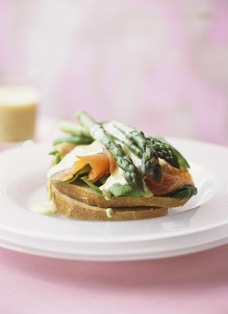 Bread with smoked salmon, asparagus & hollandaise sauce