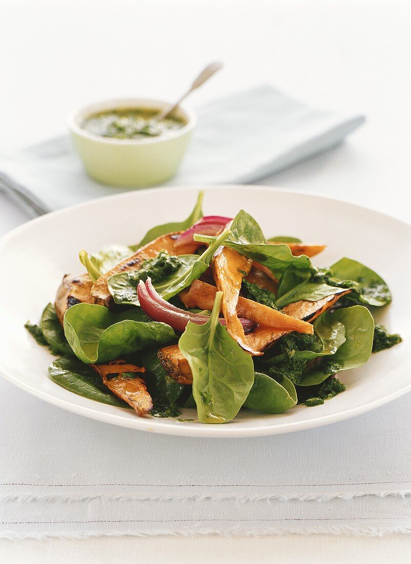 Spinatsalat mit Süsskartoffel und Korianderdressing