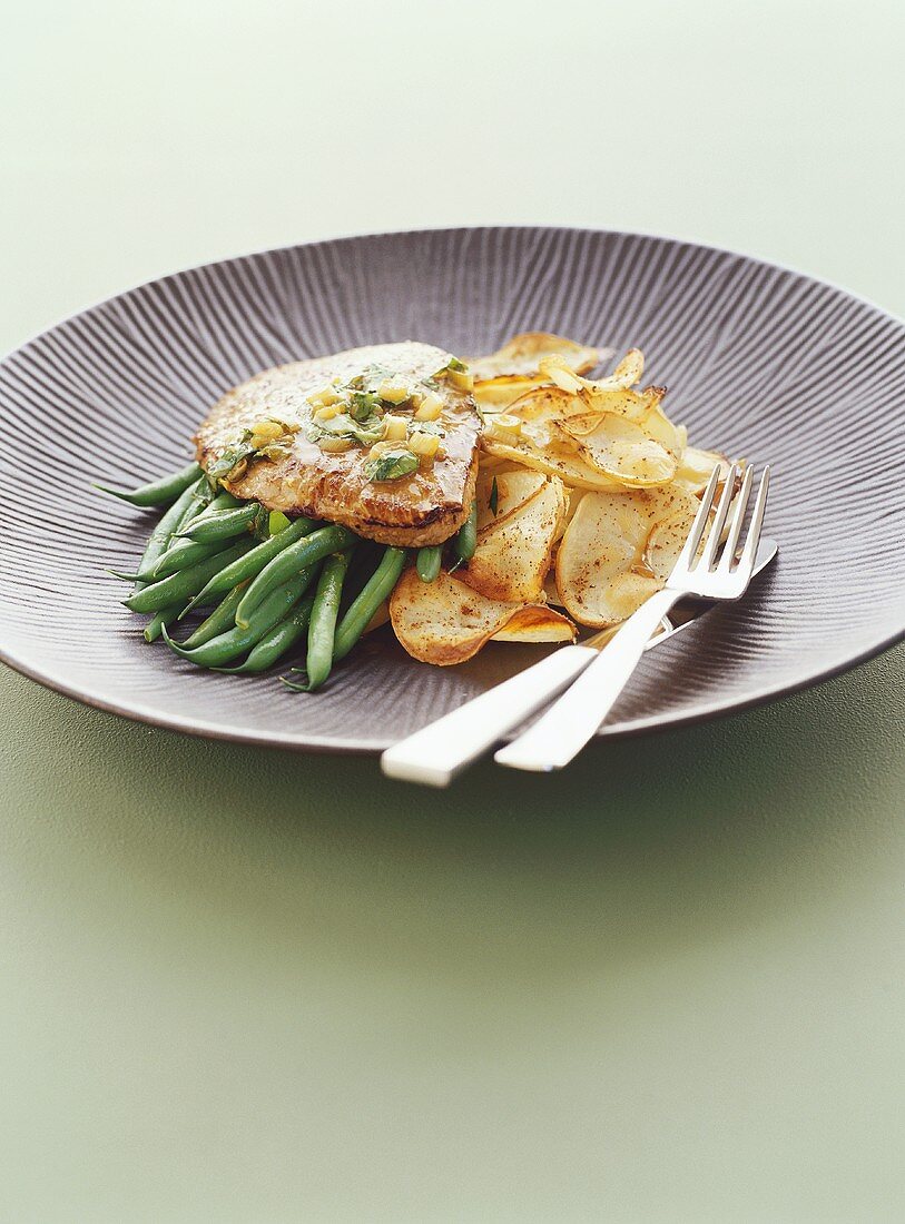 Kalbsschnitzel mit Bohnengemüse und Kartoffelchips