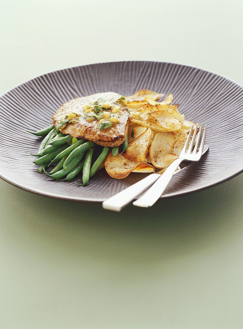 Veal escalopes with beans and potato crisps