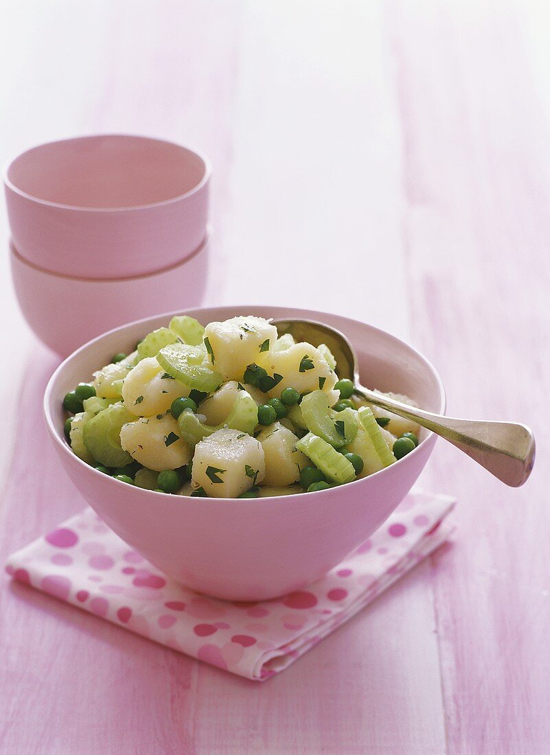 Kartoffelsalat mit Bleichsellerie und Erbsen