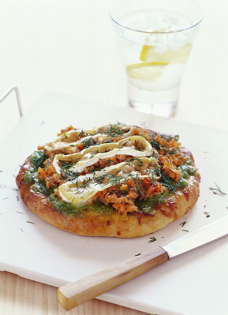 Salmon pizza with pesto and Camembert