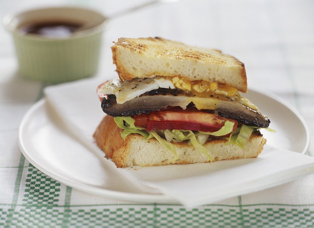 Sandwich mit Champignons und Ei