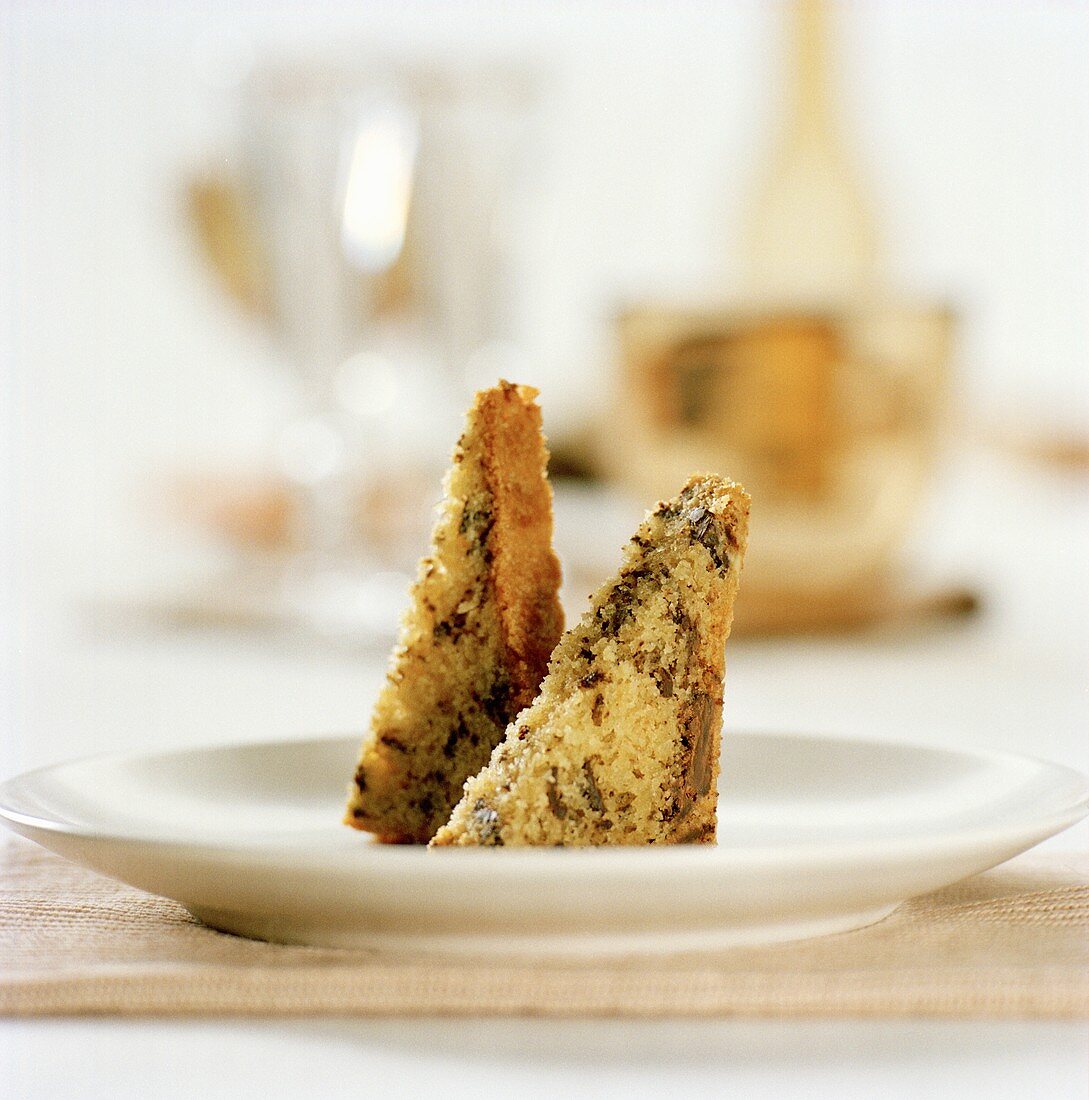 Zwei Stück Nusskuchen mit Schokostreusel