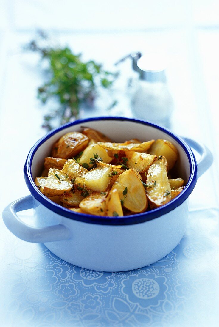 Deep-fried potatoes with thyme