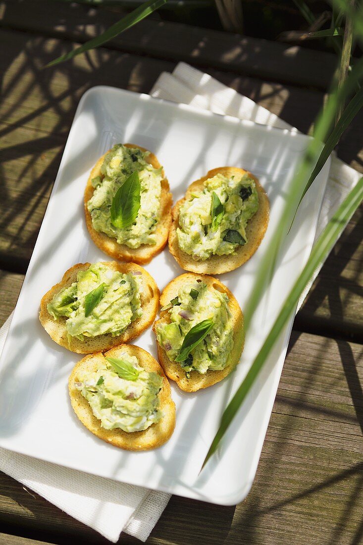Crostini with avocado and goat’s cheese