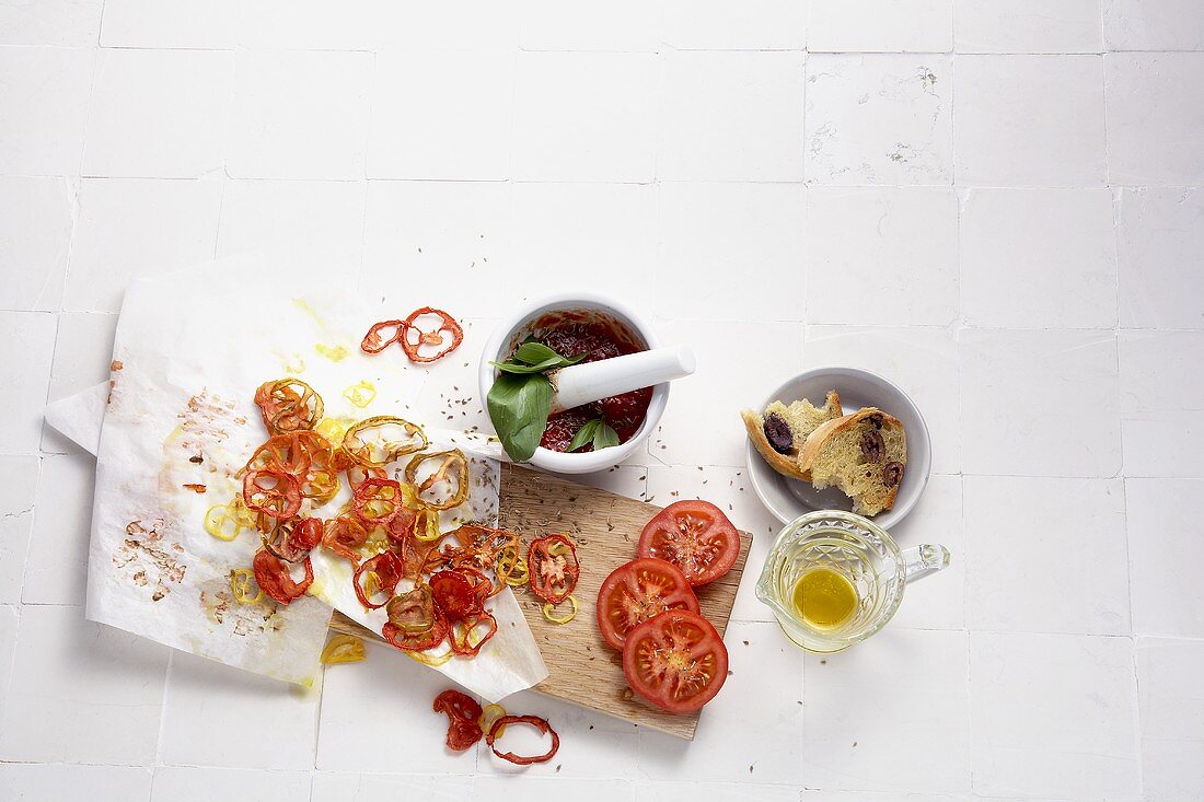 Stillleben mit getrockneten Tomaten