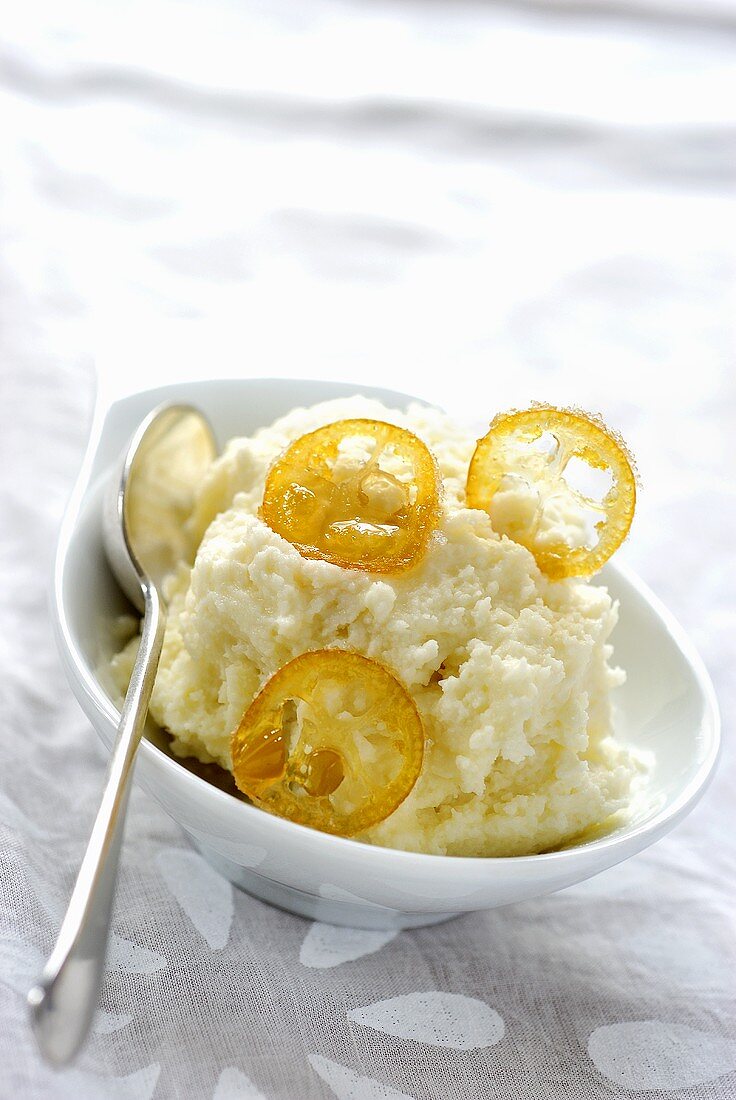 Eis von weißem Schokoladenmousse mit Kumquat