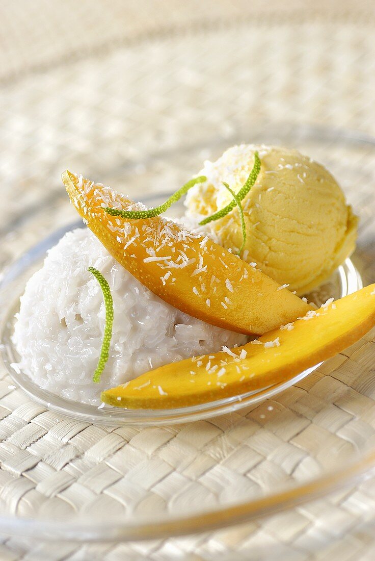 Sweet sticky rice with mango and vanilla ice cream