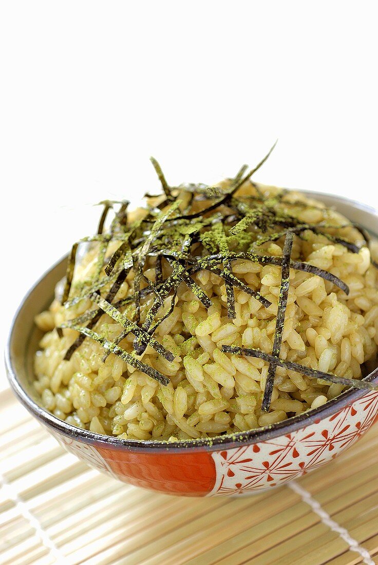 Reis mit Algen und Matchatee-Pulver