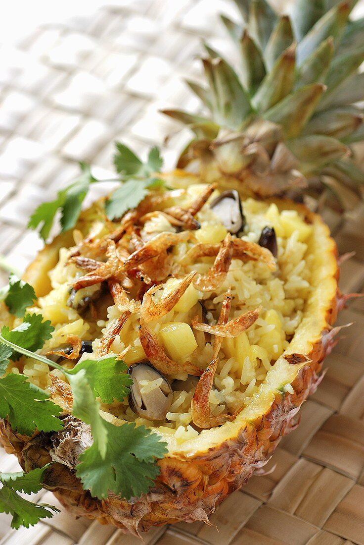 Fried rice with pineapple and seafood