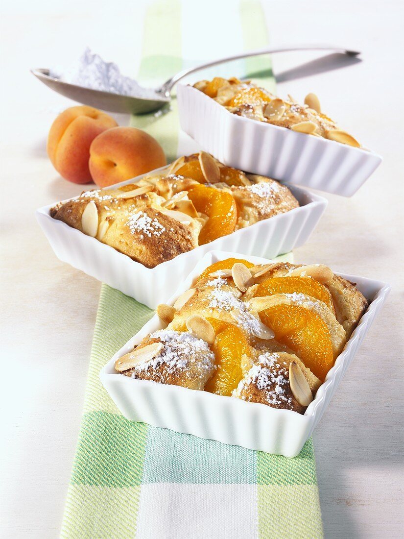 Mini-apricot puddings