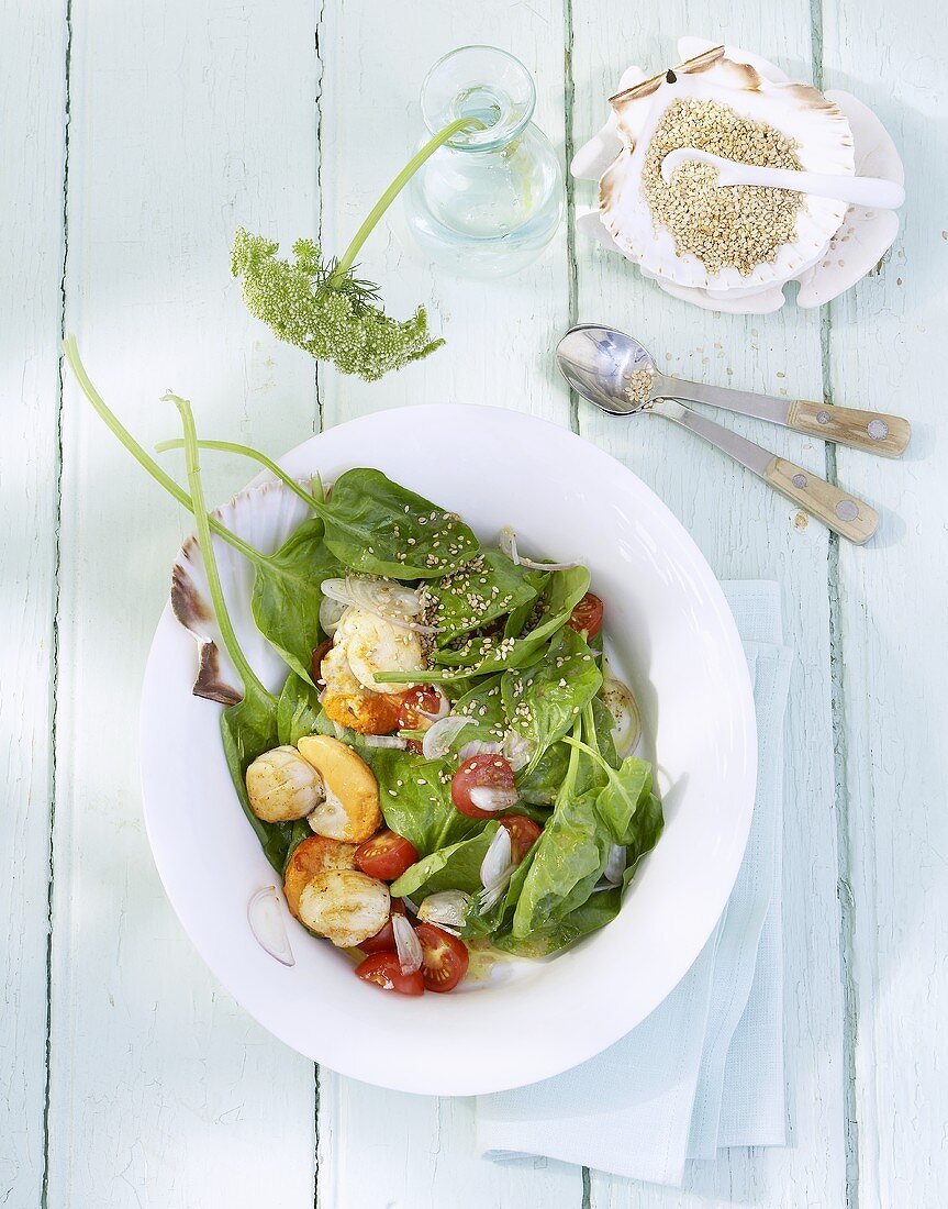 Spinach salad with scallops
