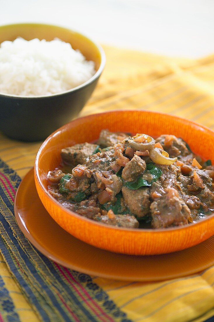 Würziges Curry mit Spinat und Joghurt