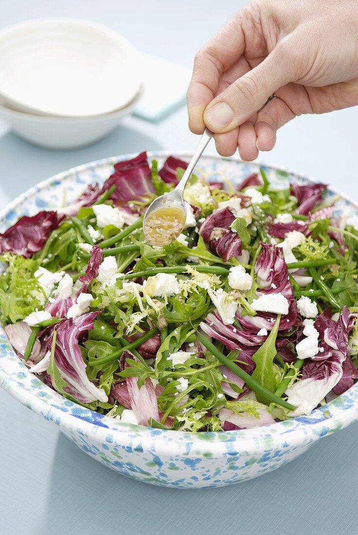 Blattsalat mit Bohnen, Ziegenkäse und Haselnuss