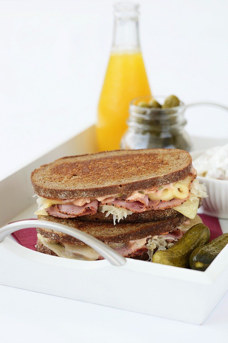 Reuben-Sandwich mit Käse, Corned beef und Sauerkraut