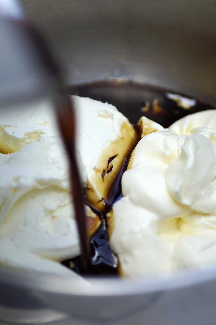 Tiramisu ice cream: adding coffee to mascarpone