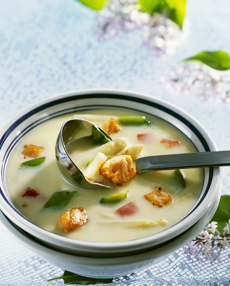 Spargelcremesuppe mit Lachs