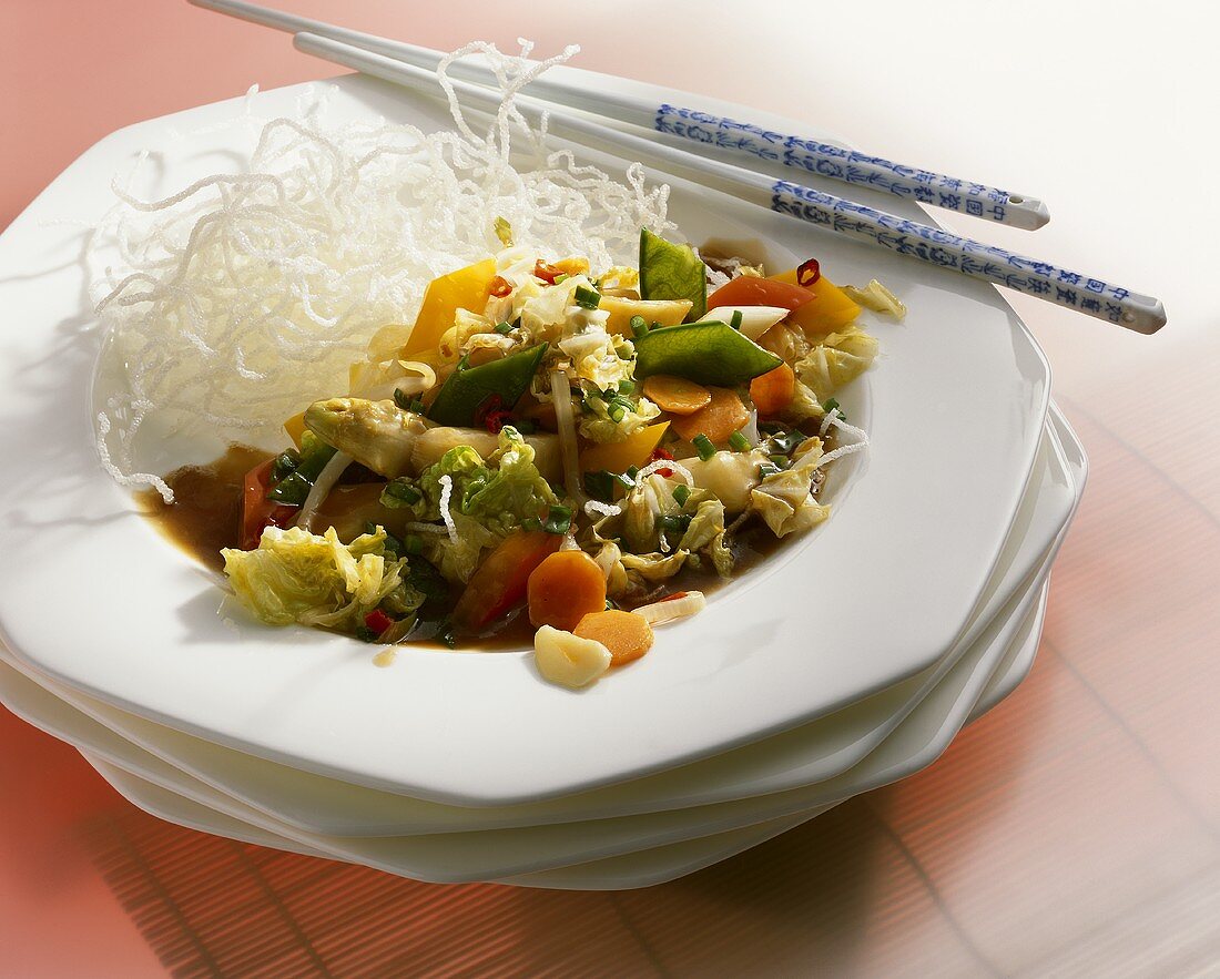 Asiatisches Gemüse mit fritierten Reisvermicelli