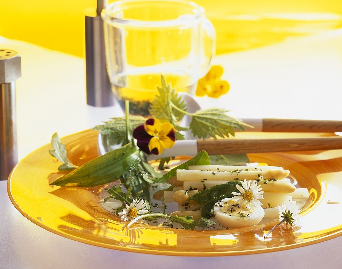 Wildkräutersalat mit Spargel