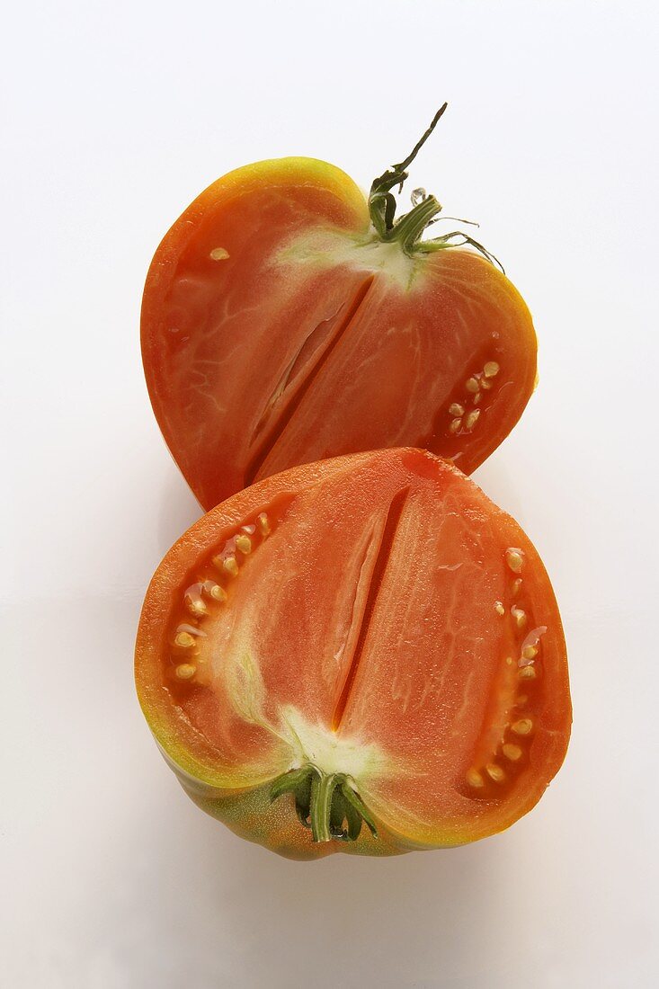 Eine halbierte Tomate der Sorte 'Ochsenherz'