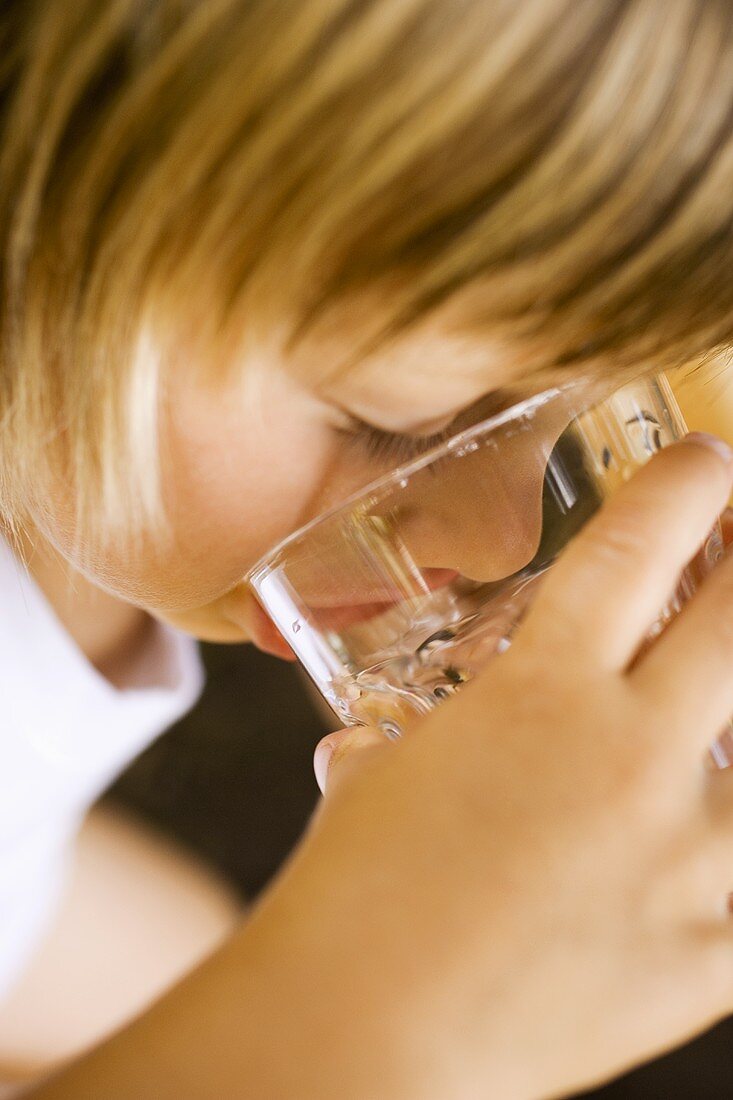 Kind trinkt aus einem Glas Wasser