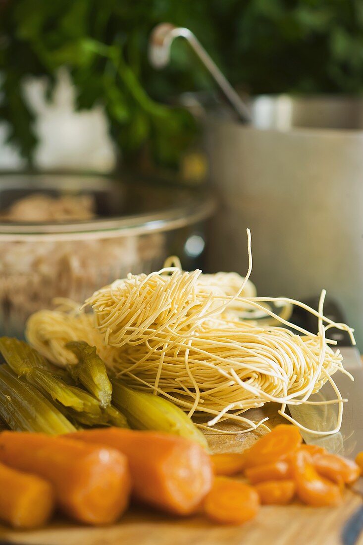 Zutaten für Hähnchen-Nudelsuppe mit Gemüse